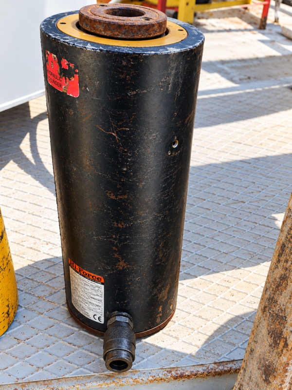 Worn Hydraulic Cylinder on Diamond Plate 600x800